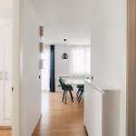 Tesla's Energy Haven Apartament