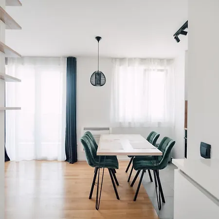 Tesla's Energy Haven Apartament