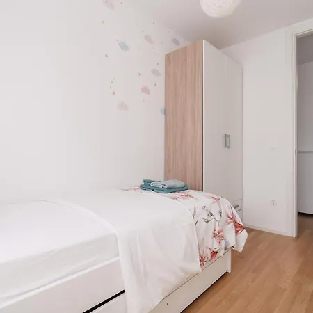 Tesla's Energy Haven Apartament